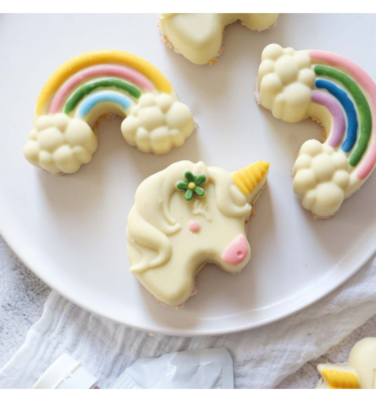 Silicone mould with 6 unicorn-themed cavities