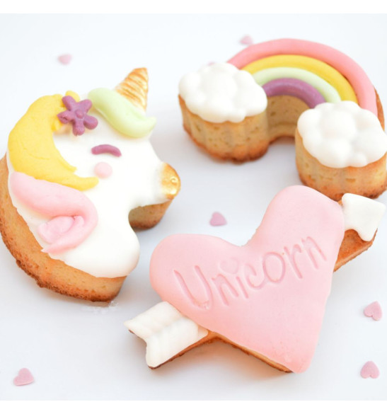 Silicone mould with 6 unicorn-themed cavities
